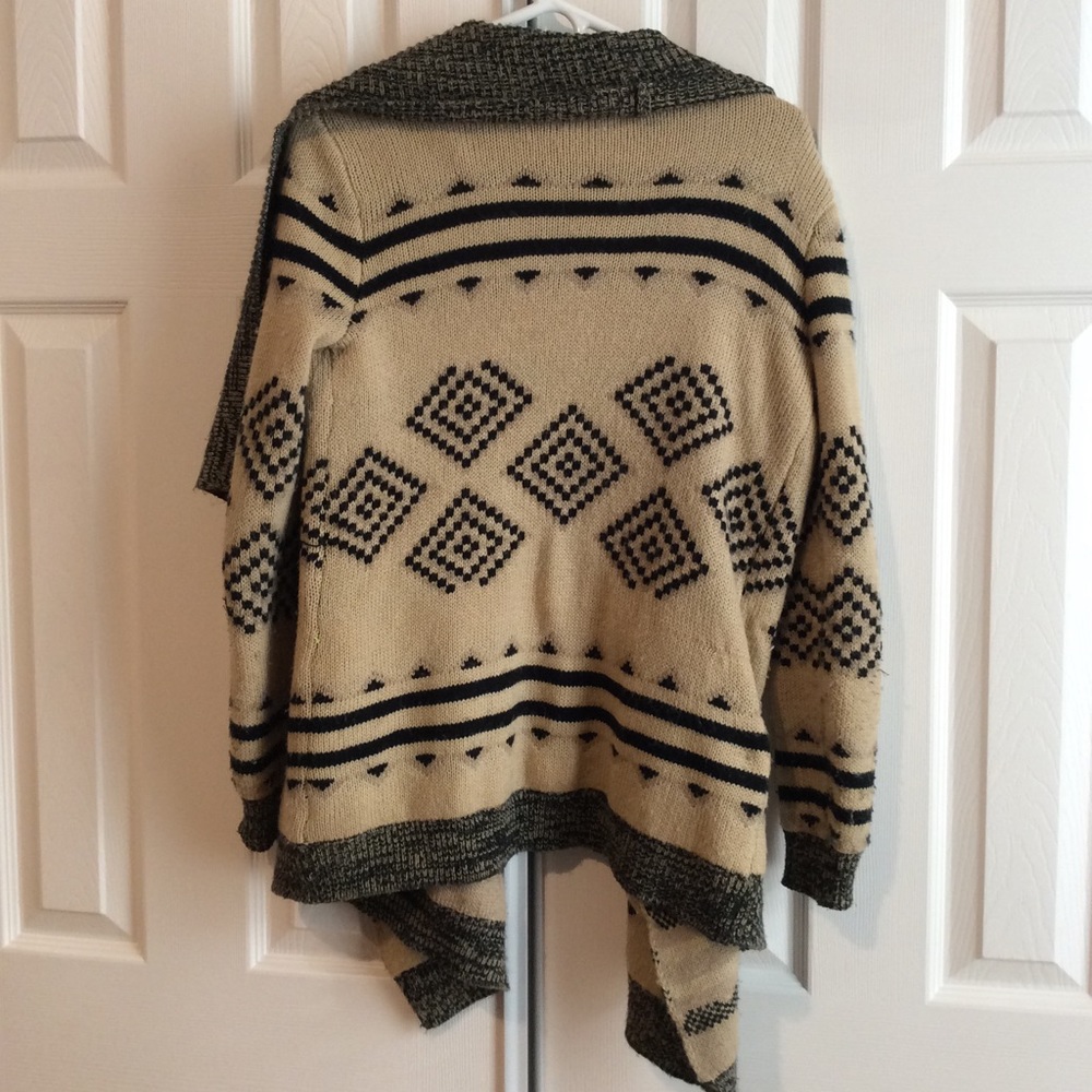 Aztec Patterned Cozy Sweater - Picture 2 of 2